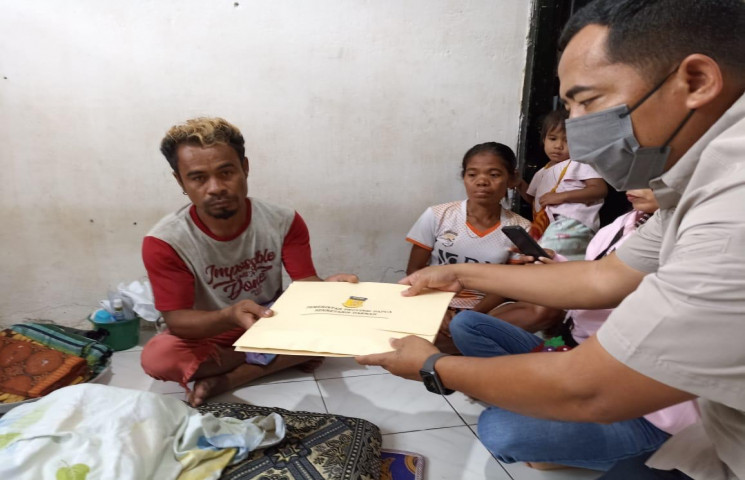 Plh. Gubernur Papua Serahkan Bantuan bagi Korban Gempa Jayapura